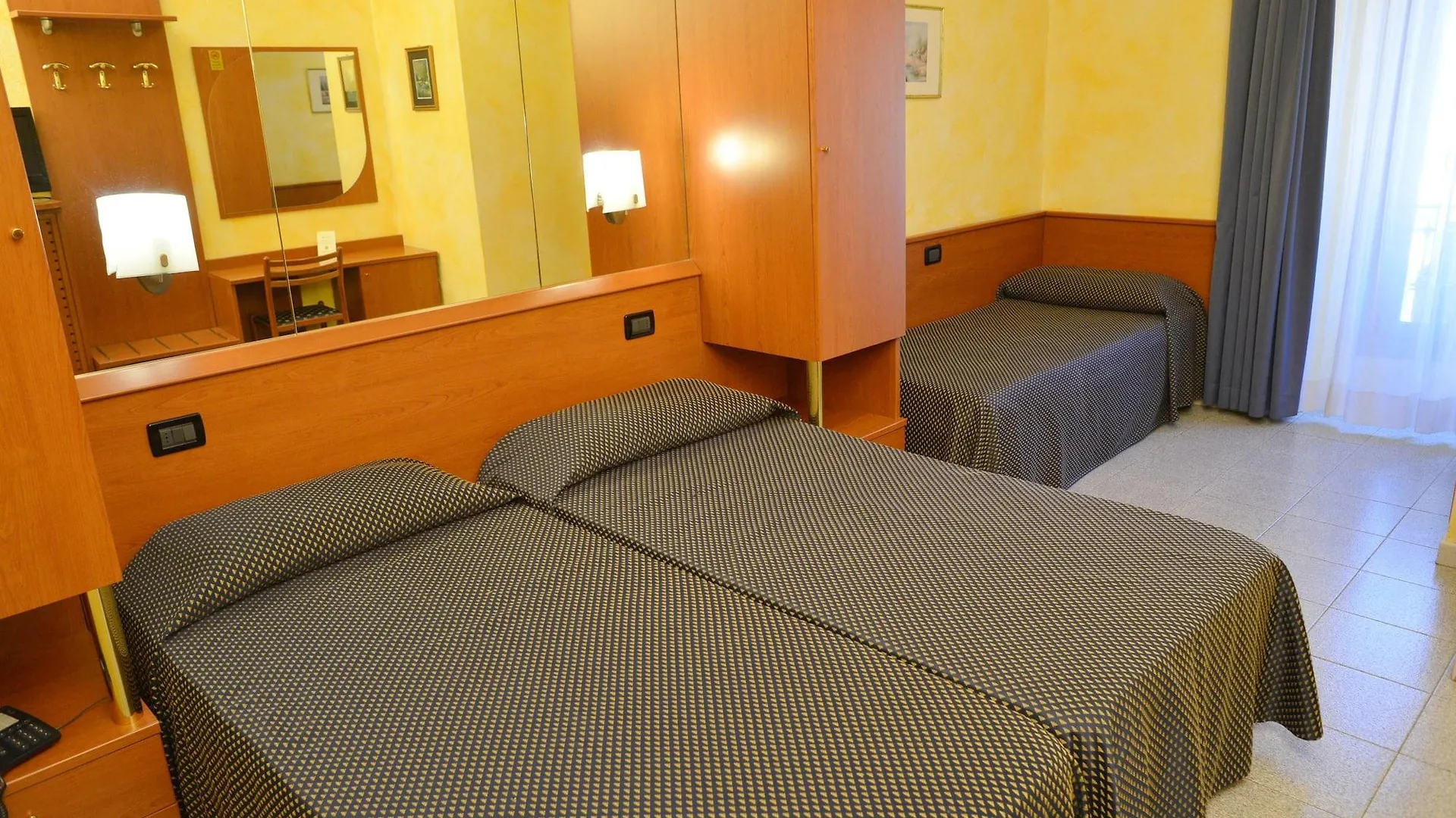 Hotel Aurora Milán 0*,